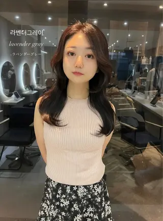 セミロング カラー 韓国🇰🇷レイヤー 映える顔周り🩷のヘアスタイル