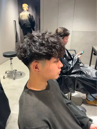 ショート カラー パーマ メンズ 【シャドウパーマ センターパート】義心のヘアスタイル