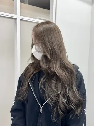 カラー ｔｏｋｉ所属・momoko / 抜きっぱなしブロンドのヘアスタイル