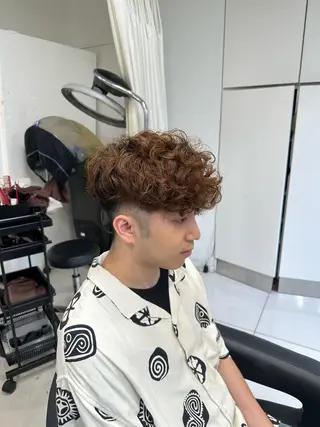 ショート カラー パーマ メンズ フェザーパーマ職人 🪶ryosukeのヘアスタイル