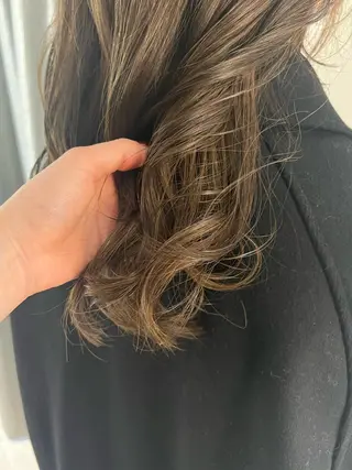 セミロング カラー ヘアアレンジ 暗髪カラー🫐パーマ おくだりんかのヘアスタイル