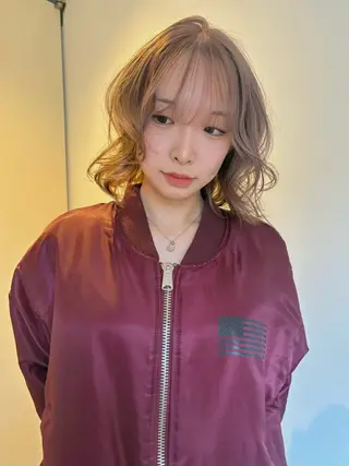 ミディアム カラー ユナ/ダブルカラー ベージュ ボブカットのヘアスタイル