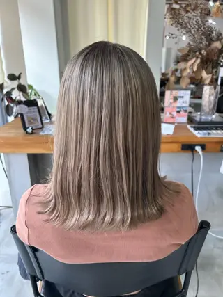 ミディアム ATELIER ZIZI本前花菜のヘアスタイル