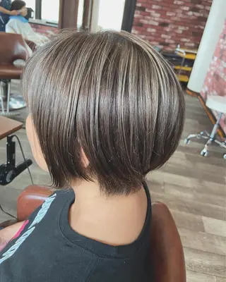 ショート カラー ロイヤルスイート所属・眞壁 華子のヘアスタイル