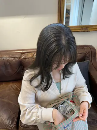 ロング カラー ミルクティー× グレージュMOMOのヘアスタイル