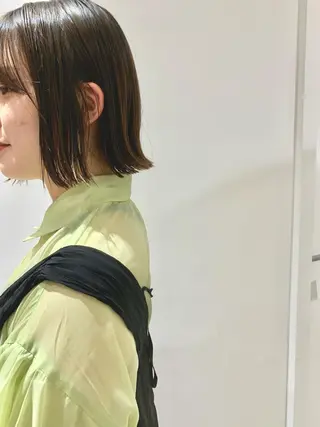 ミディアム オリーブベージュ/ ブリーチなし透明感のヘアスタイル