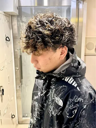 ミディアム パーマ ヘアアレンジ メンズ 顔まわりカット の達人のヘアスタイル