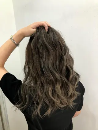 ミディアム 白いハイライト🤍 タナカリョウスケのヘアスタイル