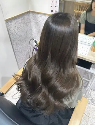 ロング ハイトーン/艶カラー 🫧 ユイナのヘアスタイル