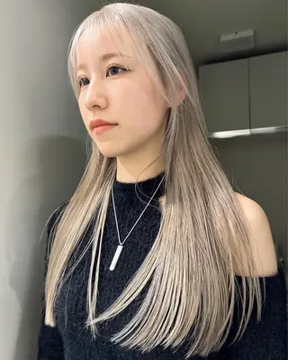 ロング レイヤーカット 透明感カラーのヘアスタイル