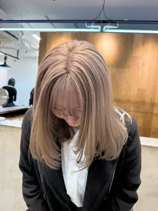 セミロング カラー ミルクティー× グレージュMOMOのヘアスタイル