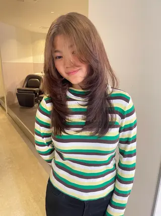 セミロング カラー MIU/ルーツカラー 顔まわりレイヤーのヘアスタイル