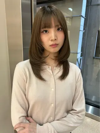 セミロング カラー 'AXISガスビル Rinのヘアスタイル