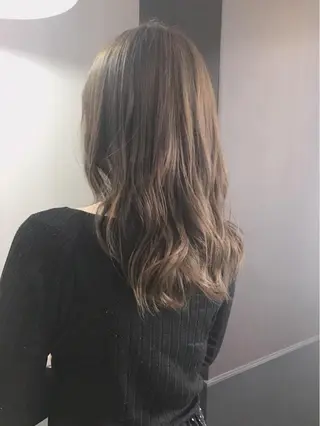 セミロング カラー ヤマナカ エリカのヘアスタイル