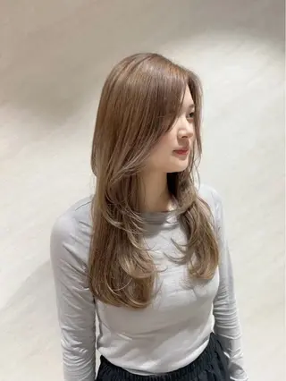 ロング カラー 赤みゼロ 🤎柔ベージュのヘアスタイル