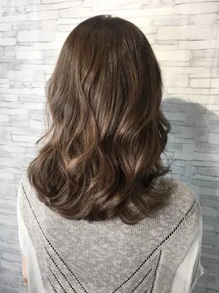 ミディアム 足立 磨咲のヘアスタイル