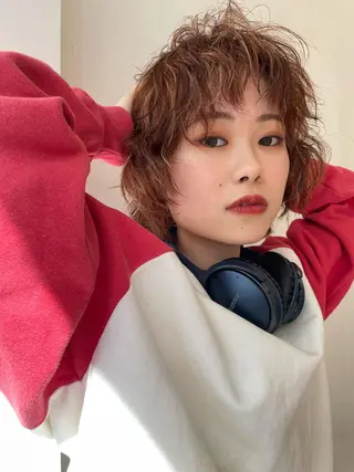 ミディアム パーマ Koto🌿 ブリーチなしカラーのヘアスタイル