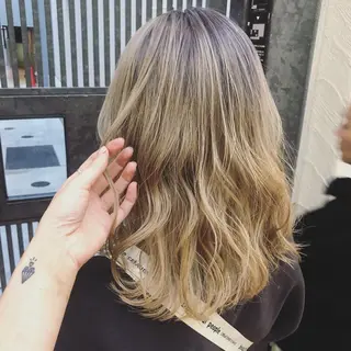 セミロング カラー ウルフカット／吉村 桃子のヘアスタイル