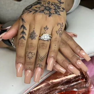 カラー aura nail salon所属・ＮＧＵＹＥＮ ＴＡＭのネイルデザイン