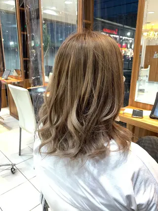 セミロング カラー パーマ 白髪ぼかしハイライト 柳川拓哉のヘアスタイル