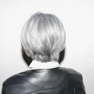 ショート カラー 艶髪✨ハイトーン ✨ホワイト✨北宗一郎のヘアスタイル