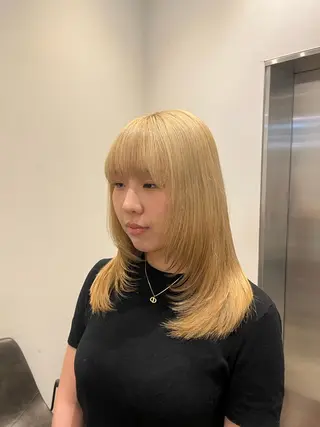 セミロング 韓国レイヤーカット/ ハイトーン/マアヤのヘアスタイル