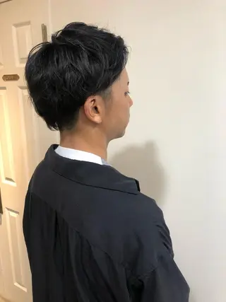 ショート パーマ メンズ MIOベージュカラー 柔らかいカラーのヘアスタイル