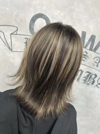 ミディアム カラー オフホワイトアンドなんば所属・福西 洋斗のヘアスタイル