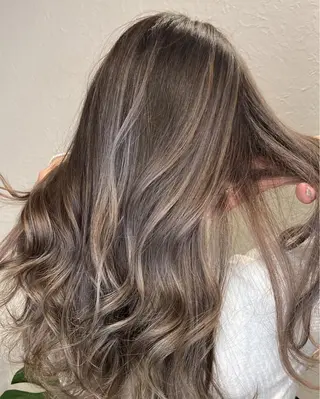 セミロング aini上本町 吉元直明のヘアスタイル