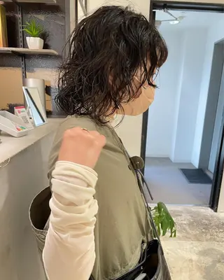 ミディアム パーマ Loom.所属・村上雅人 ナチュラルモードのヘアスタイル