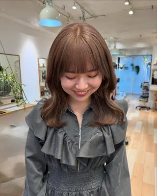 セミロング カラー ミルクティー× グレージュMOMOのヘアスタイル