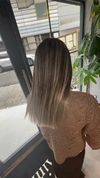 ロング motoトップカラー リスト/ブリーチカラのヘアスタイル