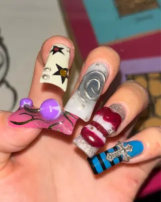 ネイル 🪐富島彩夏 /海外nail🪐のネイルデザイン