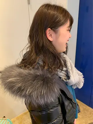 セミロング カラー MIOベージュカラー 柔らかいカラーのヘアスタイル