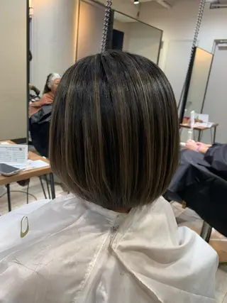 ショート カラー ブリーチ特化／ハイト ーン／ホワイトカラーのヘアスタイル