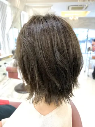 ミディアム カラー 瀬川 茉衣子のヘアスタイル