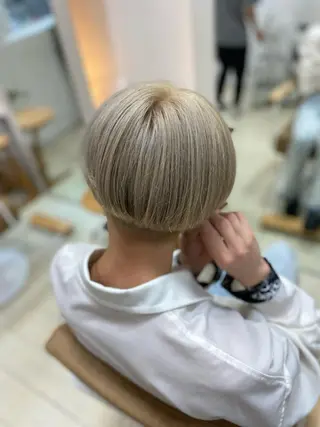 ミディアム カラー パーマ ヘアアレンジ メンズ キッズ ネイル マツエク・マツパ アイブロウ 🌟ブリーチ特化型 ハイトーンカラー🌟のヘアスタイル