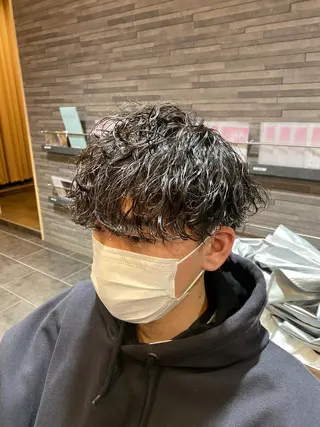 パーマ メンズ 尾崎 優也のヘアスタイル