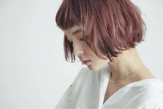 ミディアム 伊藤 麻菜実のヘアスタイル