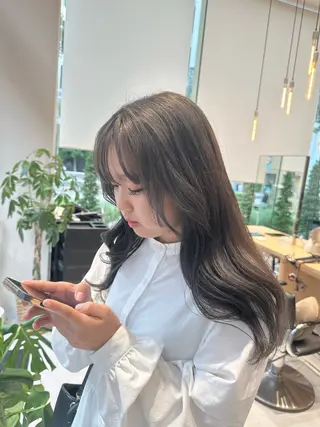 セミロング カラー ミオ💎透ける暗髪/ ブリーチなしWカラーのヘアスタイル