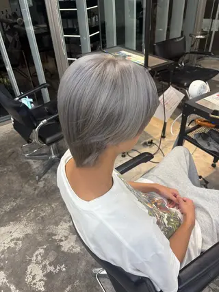 ミディアム カラー HIKARI🐈‍⬛ ハイトーン×デザインのヘアスタイル