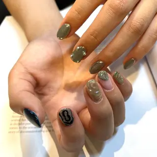 ネイル anyora nail salon所属・大人ワンホン キラキラ／Ayanoのネイルデザイン