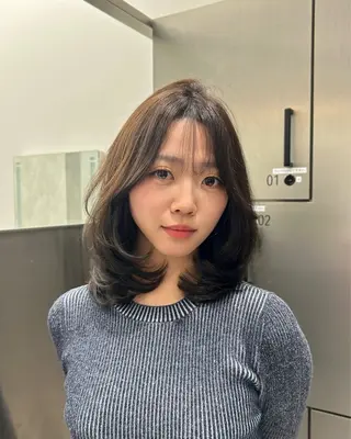 セミロング 大人レイヤー/艶美髪 🇺🇸TOMONAのヘアスタイル