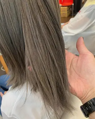 セミロング カラー ヘアアレンジ 今村公介 ブリーチ特化、派手髪のヘアスタイル