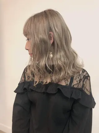 ミディアム カラー 360°キレイな ショートカットのヘアスタイル