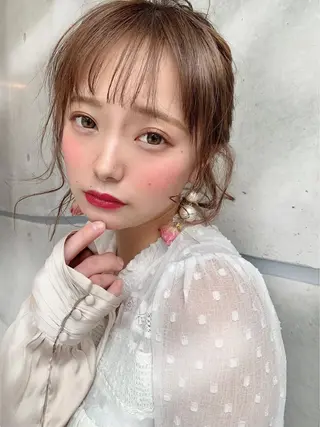 ミディアム カラー レイヤーカット 透明感カラーのヘアスタイル