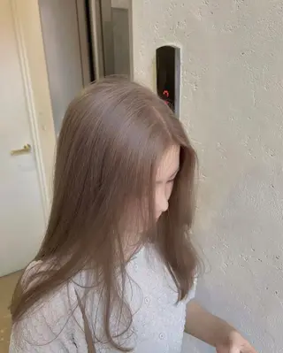 ミディアム 透明感カラー NAN AMI グレージュのヘアスタイル