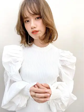 ショート レイヤーカット、 大人可愛い　中村美羅のヘアスタイル