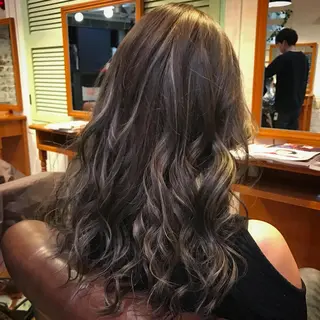 セミロング カラー 髪質改善×ハイトーン 中田啄也のヘアスタイル