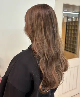 ロング カラー 室谷 ゆりあのヘアスタイル